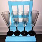 Champagne glazen op zwarte voet set van 4, Huis en Inrichting, Keuken | Servies, Ophalen, Glas of Glazen, Overige stijlen, Glas
