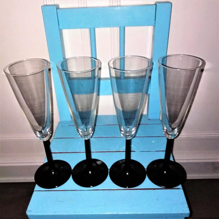 Champagne glazen op zwarte voet set van 4, Huis en Inrichting, Keuken | Servies, Zo goed als nieuw, Glas of Glazen, Overige stijlen