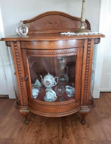 Biedermeier Theekastje met Gebogen Glas beschikbaar voor biedingen