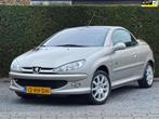Peugeot 206 CC 1.6-16V Roland Garros Nw. Apk! Lage km! | NAP, Auto's, Peugeot, Voorwielaandrijving, Elektrische ramen, Gebruikt