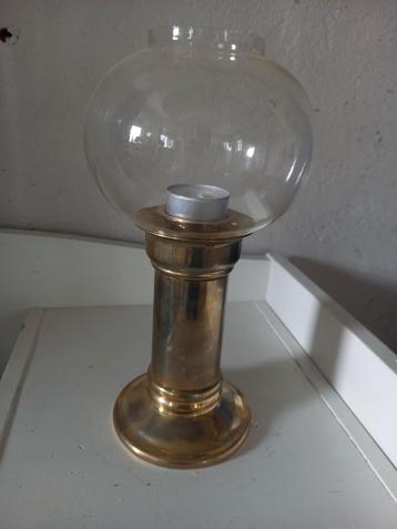 Zweedse vintage koperkleurige kandelaar beschikbaar voor biedingen