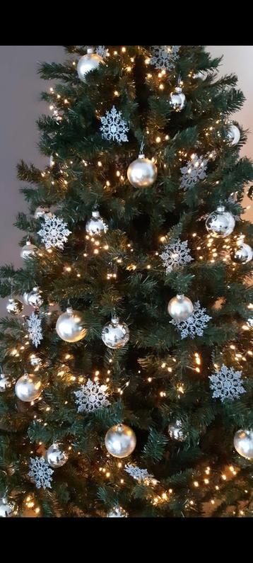 Heel veel zilveren diverse kerstballen en sterren beschikbaar voor biedingen