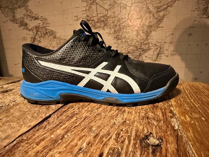 Asics Indoor Courtschoenen - Maat EUR 42 (UK 8), Sport en Fitness, Loopsport en Atletiek, Zo goed als nieuw, Hardloopschoenen