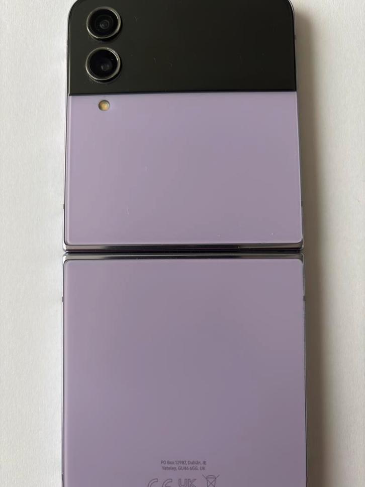 Samsung flip 4 128gb kleur paars met klein defect, Telecommunicatie, Mobiele telefoons | Samsung, Zo goed als nieuw, Galaxy Z Flip