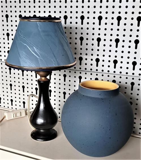 tafellampje 50s - zwart aardewerk , met blauw kapje  50 s, Huis en Inrichting, Lampen | Tafellampen, Gebruikt, Minder dan 50 cm