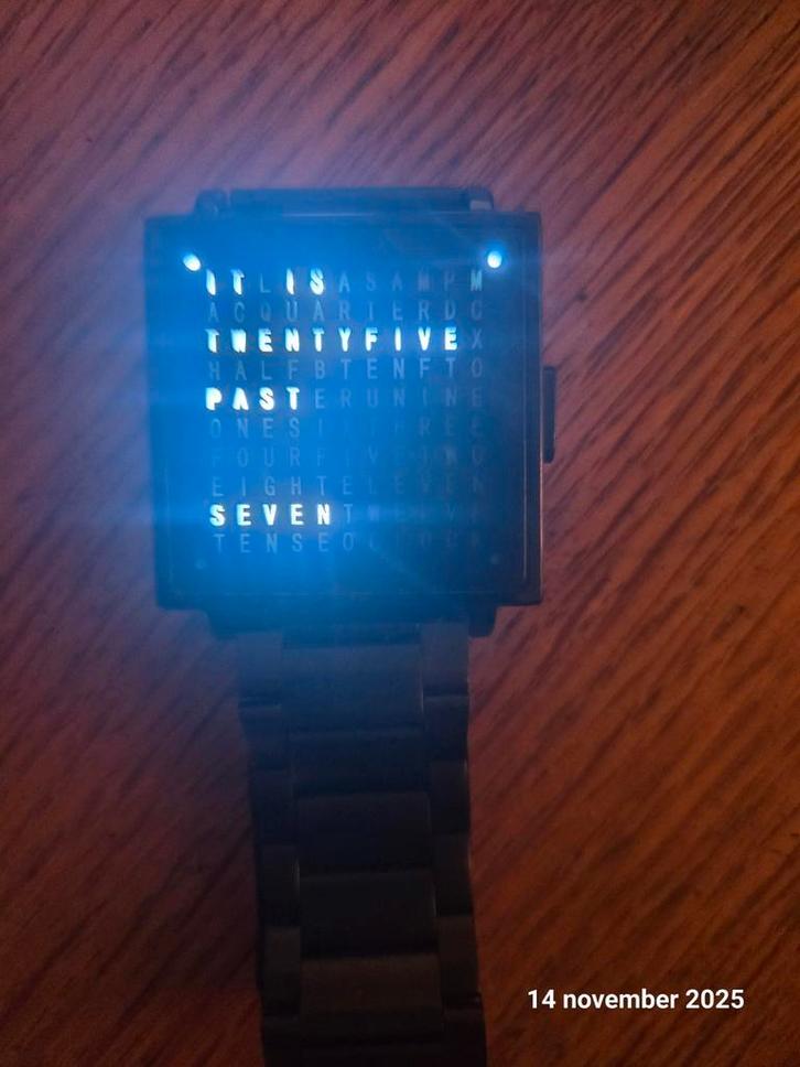 Bijzonder Tekst Horloge, Sieraden, Tassen en Uiterlijk, Horloges | Heren, Nieuw, Polshorloge, Overige merken, Staal, Staal, Ophalen of Verzenden