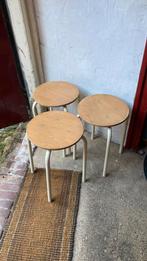3 vintage schoolkrukjes, Huis en Inrichting, Krukjes, Ophalen, Gebruikt, Hout