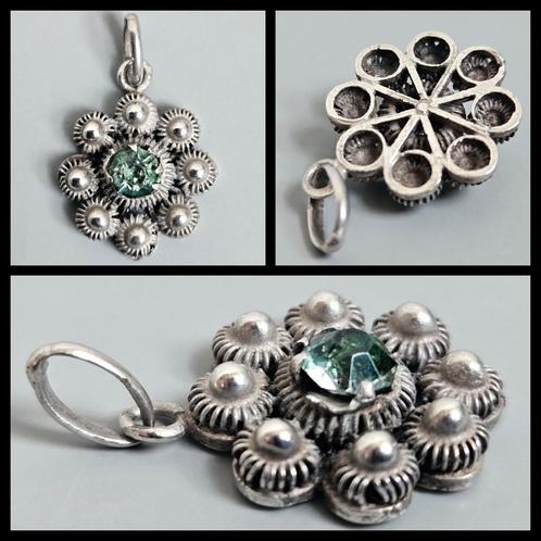 Antiek zilver,  Zeeuwse knop hanger, geslepen groene steen, Sieraden, Tassen en Uiterlijk, Antieke sieraden, Hanger, Zilver, Met edelsteen