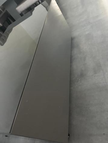 Moderne salontafel beschikbaar voor biedingen