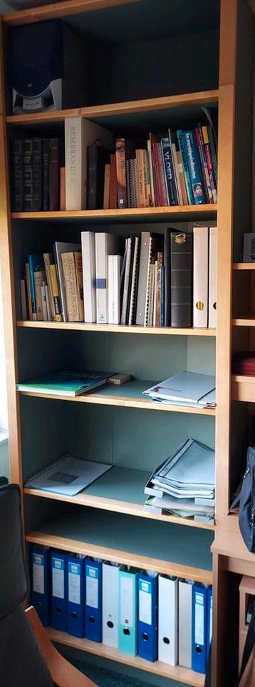 Gratis: meerdere Ikea boekenkasten. 220 hoog. 80x30 en 40x30 beschikbaar voor biedingen