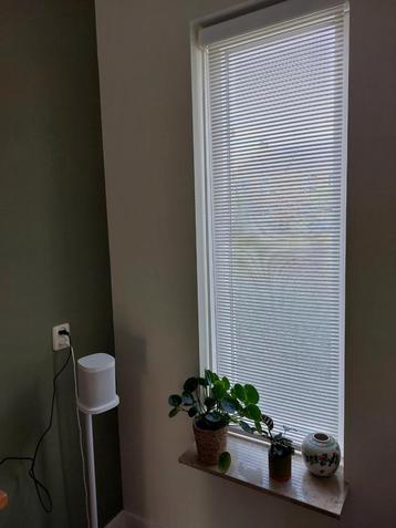 Rolgordijn. Facette shades snowwhite. Van luxaflex. beschikbaar voor biedingen