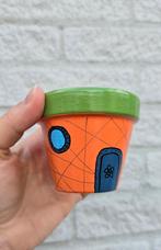 Zelfgeschilderde terracotta pot in Spong Bob huis thema, Hobby en Vrije tijd, Pottenbakken, Ophalen of Verzenden, Nieuw
