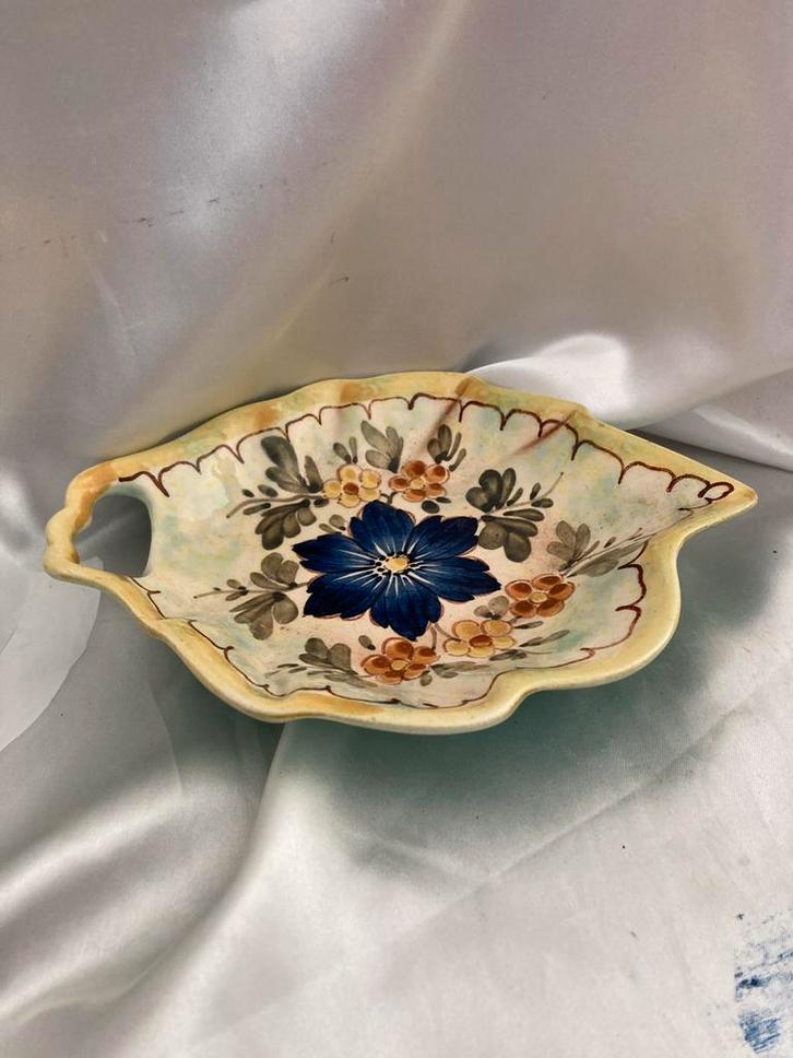 Flora Gouda Aardewerk Schaaltje Bladvorm, Antiek en Kunst, Antiek | Schalen, Ophalen of Verzenden