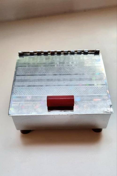 Verchroomd sigarettendoosje met rode bakeliet handvat, Antiek en Kunst, Antiek | Woonaccessoires, Ophalen of Verzenden