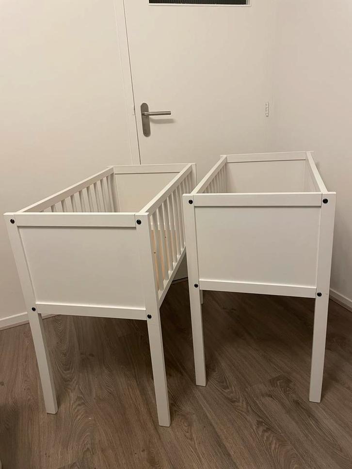 Twee witte wiegjes met matrassen – tweeling, Kinderen en Baby's, Babywiegjes en Ledikanten, Gebruikt, Wieg, Ophalen