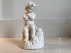Oud porseleinen beeldje van kind met duif., Ophalen of Verzenden