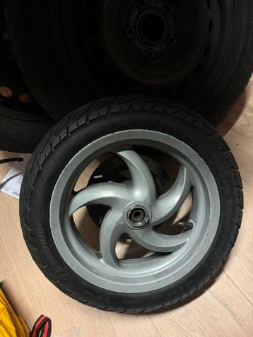 Gilera runner 125cc 180cc voorvelg met band velg beschikbaar voor biedingen