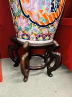 Mega grote Chinese vaas op voetstuk, Ophalen, A, A, A