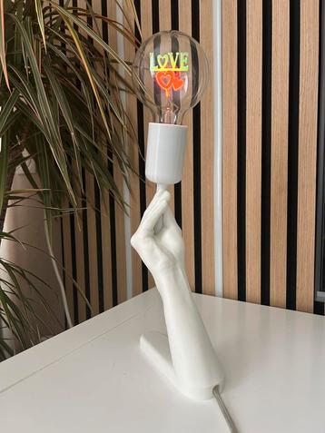 Unieke design lamp “ italiaan hand” beschikbaar voor biedingen