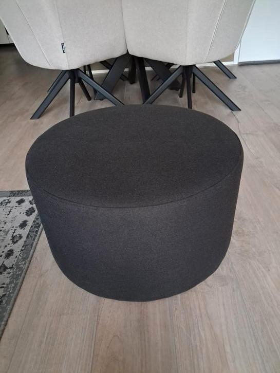 ZWARTE RONDE BEKLEDE POEF, Huis en Inrichting, Banken | Voetenbanken en Poefen, Zo goed als nieuw, Rond, Stof, Ophalen