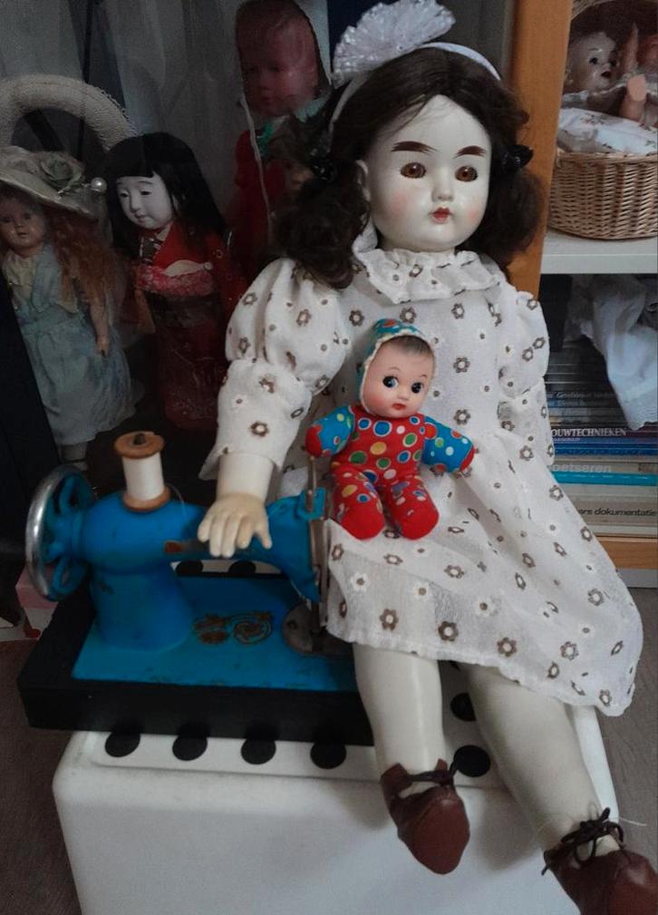 Oude pop Bella Pouet popje kindernaaimachine Lot OPRUIMING, Antiek en Kunst, Antiek | Speelgoed, Ophalen of Verzenden