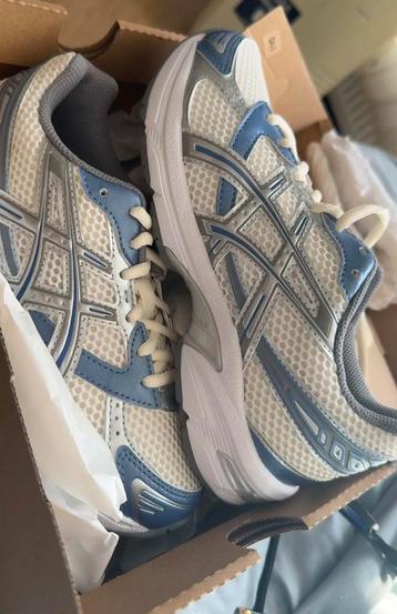 Asics mettalic bleu beschikbaar voor biedingen