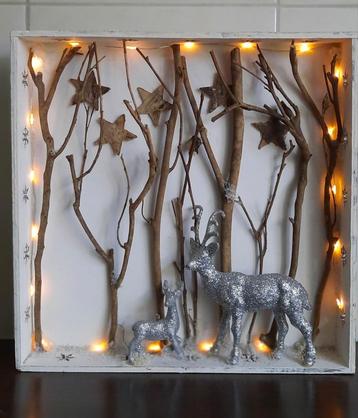 Leuk winter tafereeltje met hertjes en verlichting 29x29cm

 beschikbaar voor biedingen