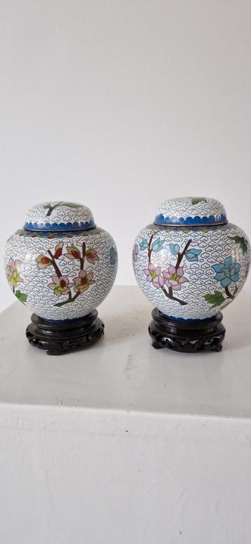Cloisonne dekselpotjes op sokkel beschikbaar voor biedingen