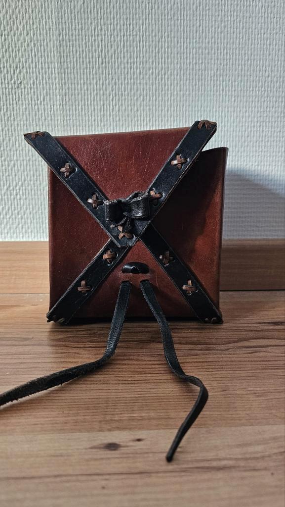 Leren tasje, Hobby en Vrije tijd, Kostuums, Theaterbenodigdheden en LARP, Zo goed als nieuw, Ophalen of Verzenden