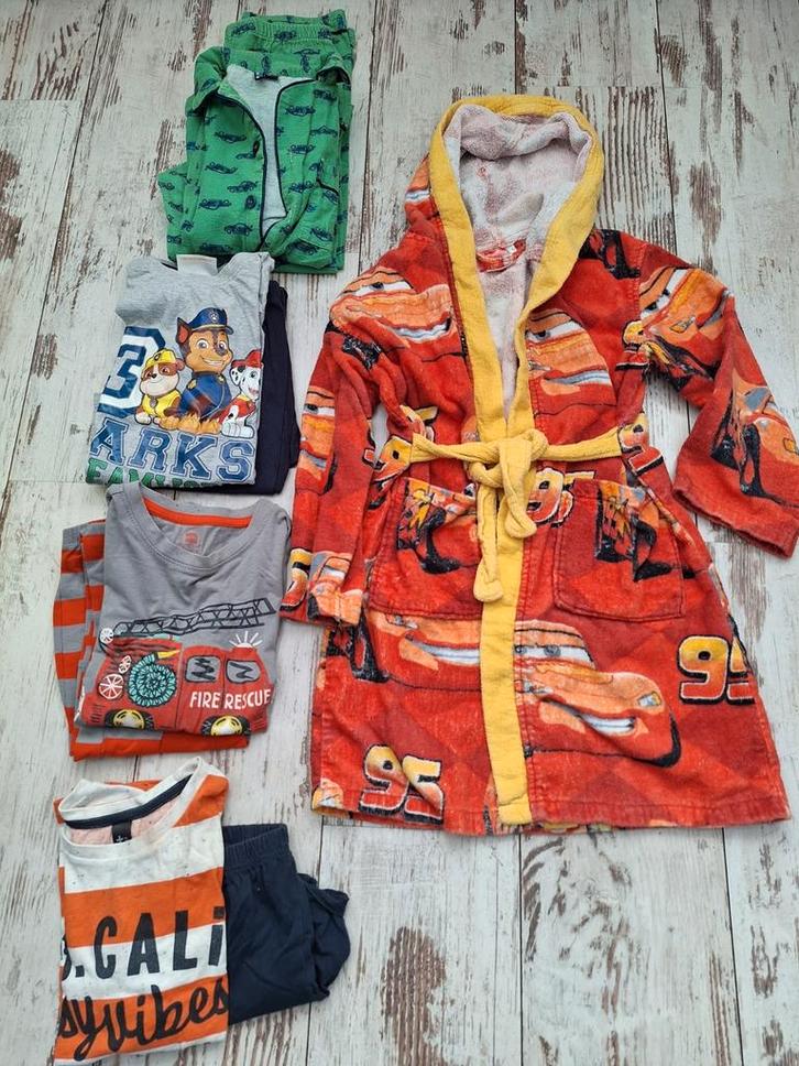 Pakket jongen mt 122-128, Cars badjas, pyjama's/ shortama's, Kinderen en Baby's, Kinderkleding | Kinder-kledingpakketten, Gebruikt
