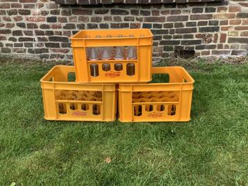 Coca Cola flessen en kratjes beschikbaar voor biedingen