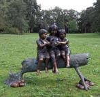 Bronzen Tuinbeeld/3 Kinderen op Boomstam / brons/, Ophalen of Verzenden