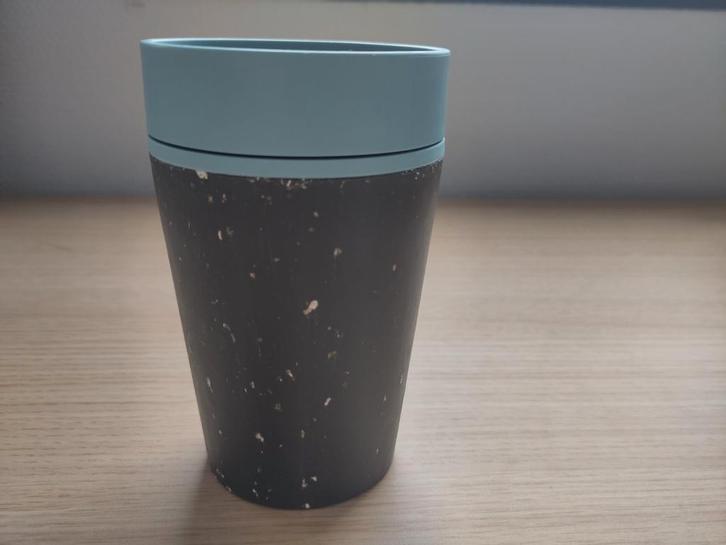 Isolerende, duurzame koffiebeker to go, Circular & co., Huis en Inrichting, Keuken | Servies, Zo goed als nieuw, Kop(pen) en/of Schotel(s)