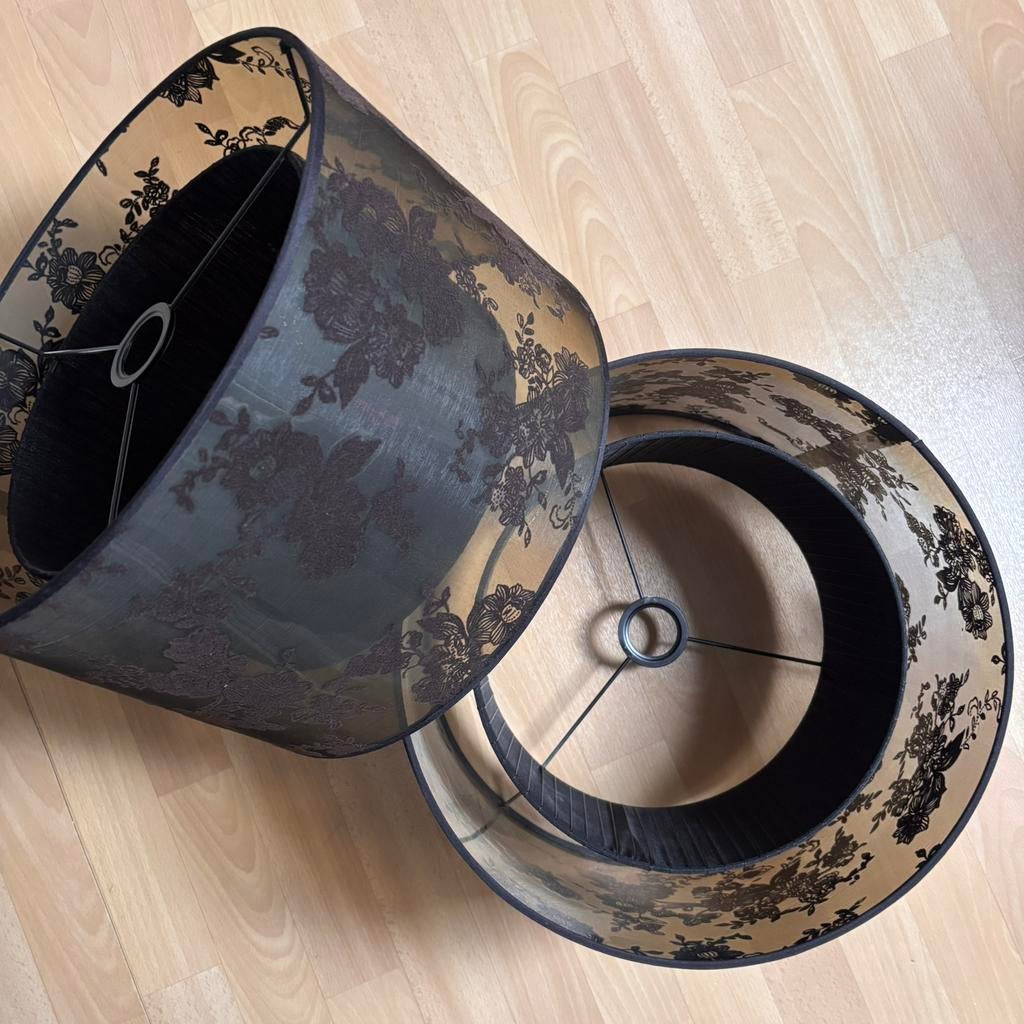 Te koop 2 zwart kanten lampenkappen, Huis en Inrichting, Lampen | Lampenkappen, Ophalen, 25 tot 50 cm, Zwart, Romantisch