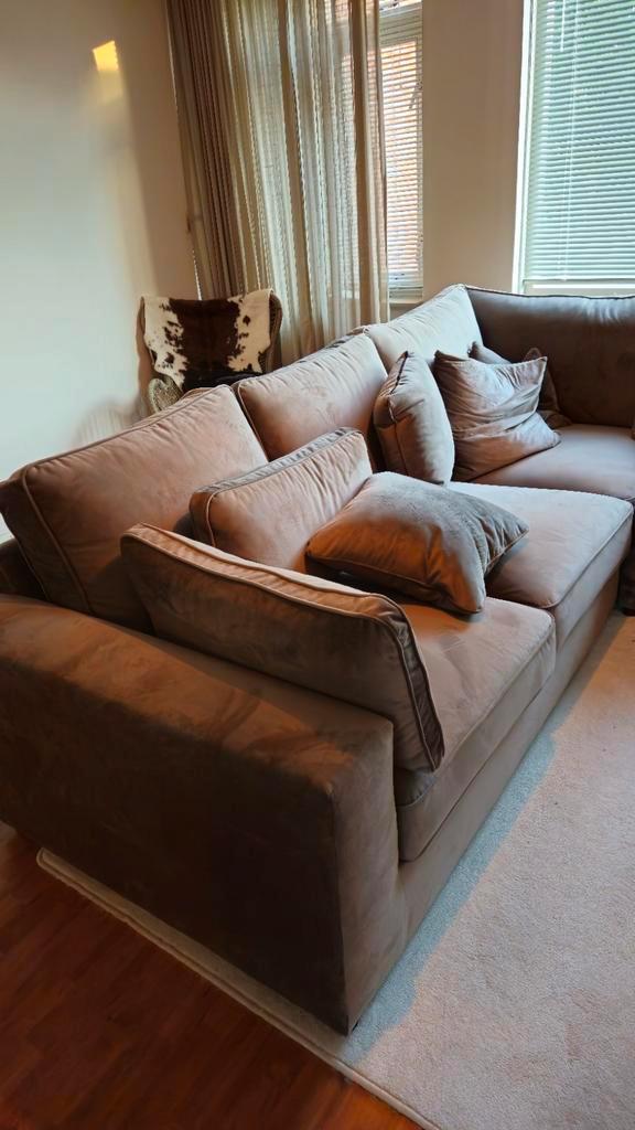 ZGAN Taupe velvet hoekbank 270x245, Huis en Inrichting, Banken | Complete zithoeken, Zo goed als nieuw, Stof, Ophalen