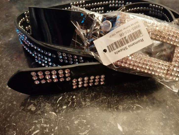 NIEUWE zwarte lakleren riem met strass studs - 105 cm lang, Kleding | Dames, Riemen en Ceinturen, Nieuw, Tailleriem, 100 cm of meer