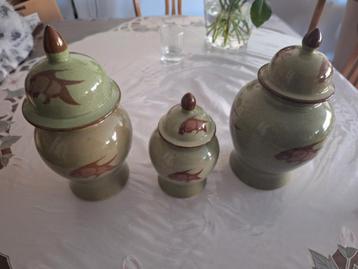3 Potten Met Vis Erop. beschikbaar voor biedingen