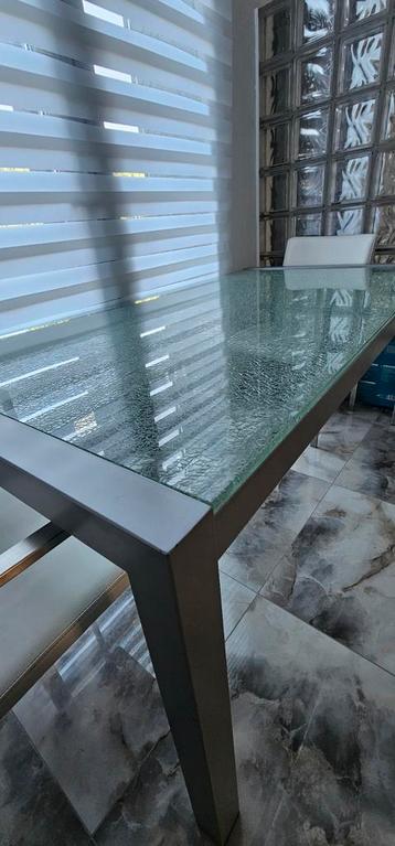 Eettafel van verharde glas beschikbaar voor biedingen