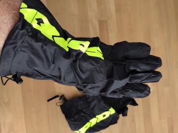 Regen overhandschoenen beschikbaar voor biedingen