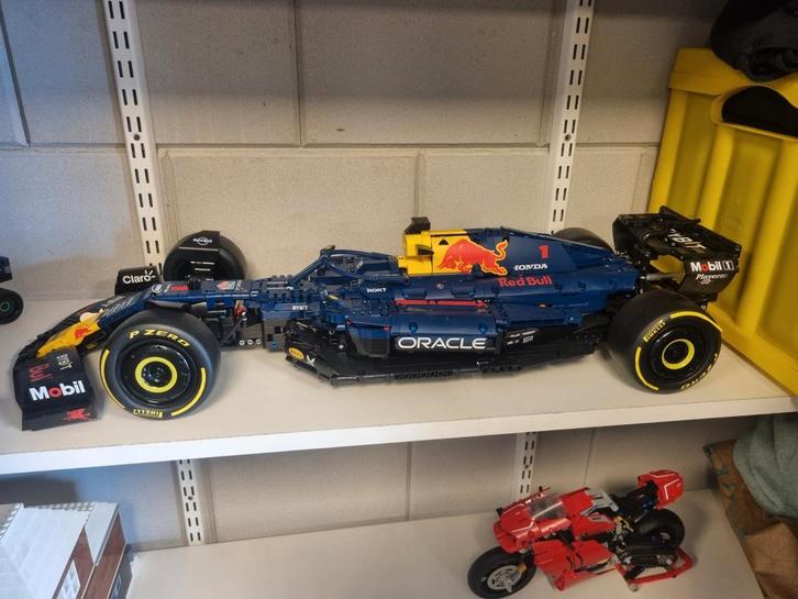 LEGO Technic Red Bull Racing RB18 Formule 1 Auto met doos, Hobby en Vrije tijd, Modelbouw | Auto's en Voertuigen, Zo goed als nieuw