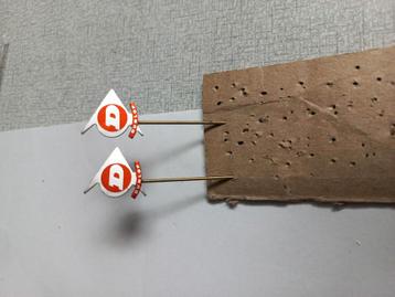 2 blikken speldjes van "Dunlop" Banden. beschikbaar voor biedingen