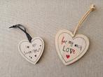 2 houten hartjes met tekst. 9x9 en 13x13 cm., Huis en Inrichting, Woonaccessoires | Tekstborden en Spreuken, Ophalen of Verzenden