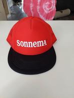Stoere Sonnema pet in rood en zwart. Perfect voor de Sonnema, Ophalen of Verzenden, Nieuw, Gebruiksvoorwerp