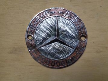 Mercedes 200.000 km embleem beschikbaar voor biedingen