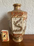 Antiek Japans Satsuma vaasje met fijne oosterse taferelen, Ophalen of Verzenden