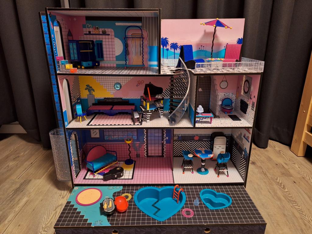 LOL Surprise OMG Huis met Lift & Zwembaden - Compleet!, Kinderen en Baby's, Speelgoed | Poppenhuizen, Ophalen of Verzenden, Gebruikt
