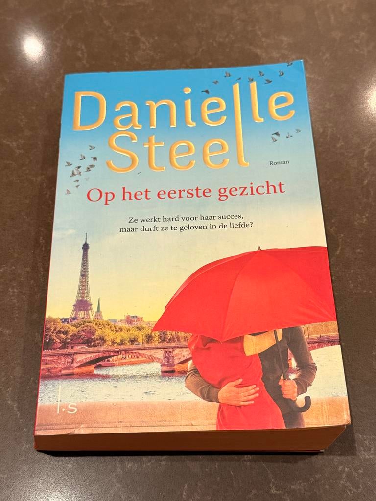 Danielle Steel - Op het eerste gezicht, Ophalen of Verzenden, Gelezen, Nederland