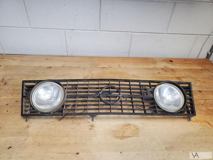 Opel Kadett D 1979 - 1984 grille met mistlampen HELLA €75, Auto-onderdelen, Overige Auto-onderdelen, Opel, Gebruikt, Ophalen of Verzenden