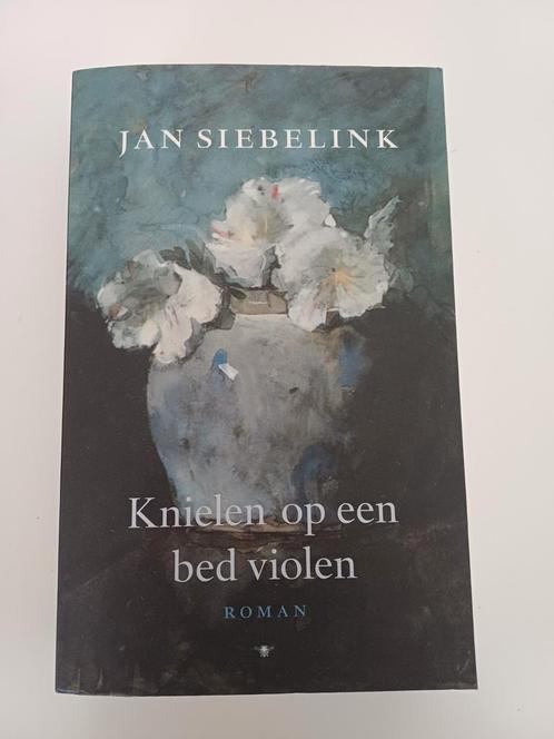 Kniëlen op een bed violen - Jan Siebelink (Roman), Boeken, Romans, Gelezen, Ophalen of Verzenden