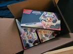 Prismatic evolutions surprise box case (6 boxen), Ophalen, Nieuw, Starterdeck, Foil
